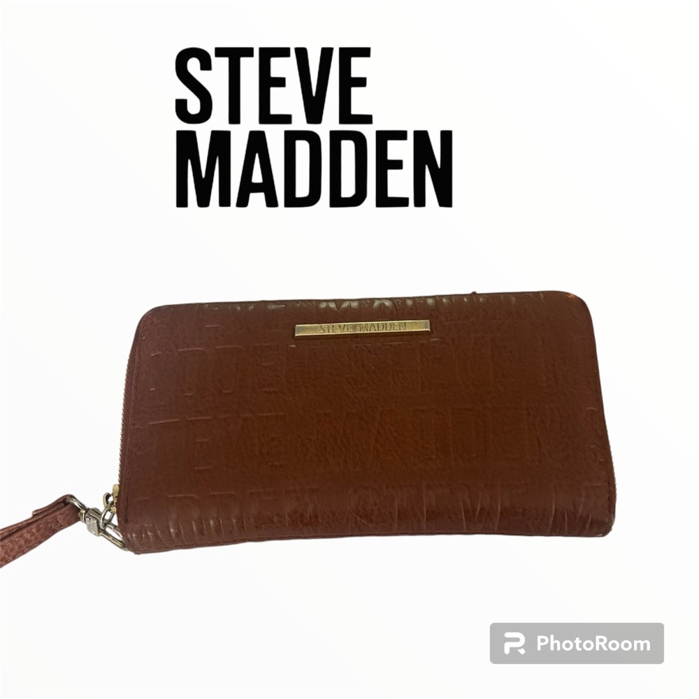 EUC 
Steve Madden Women's Bzippy Wallet Brown 
With gold name plate